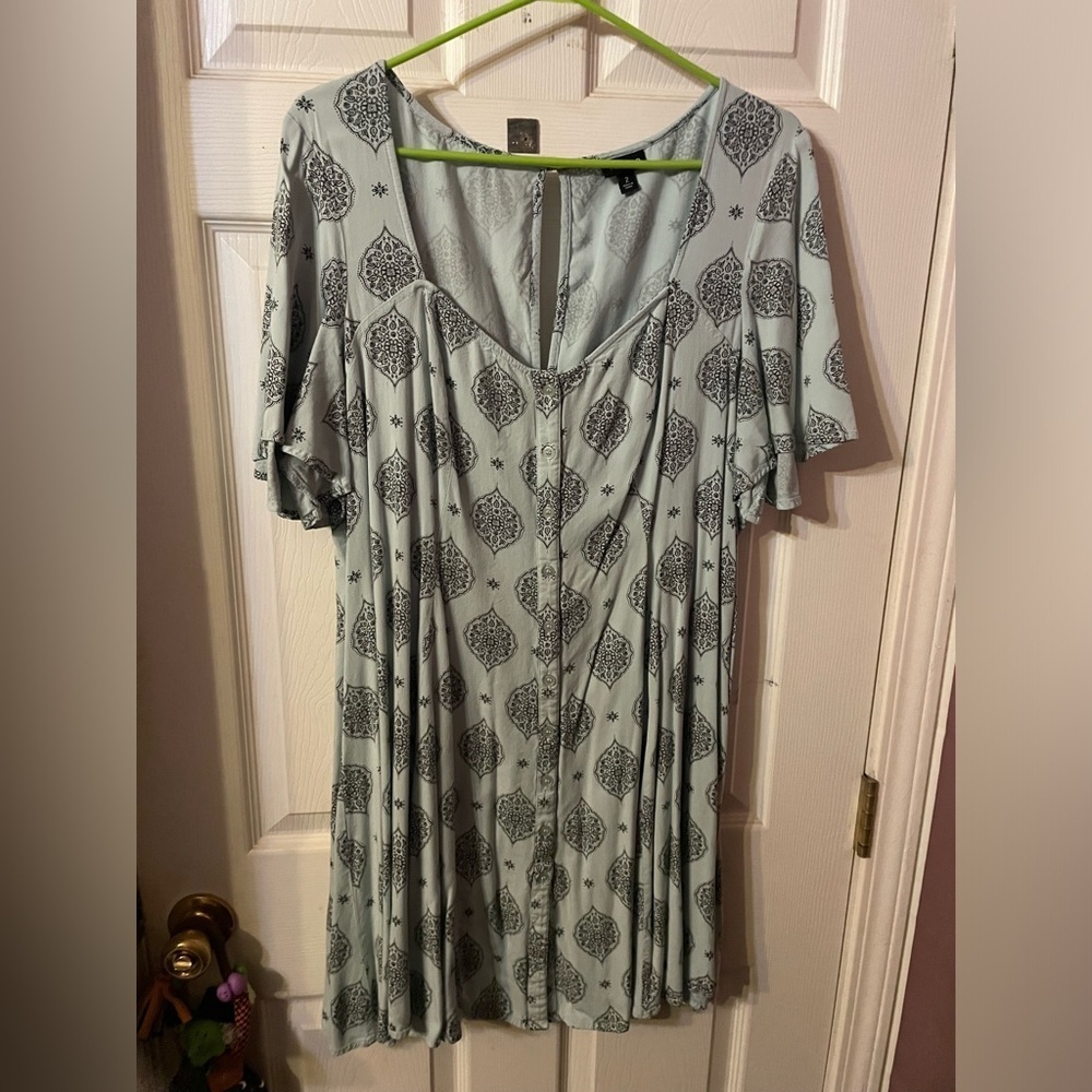 1
Torrid Medallion Print Button Front Skater Dress Mint Green Blue 2X - Picture 2 of 5